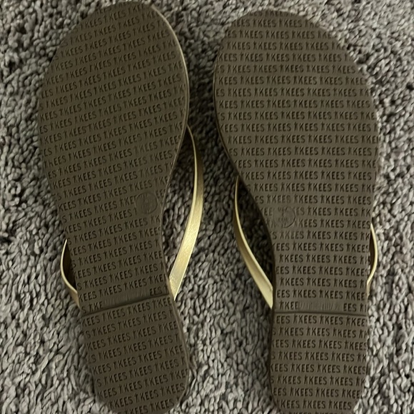 Brand new size 6 gold Tkees - Picture 3 of 3